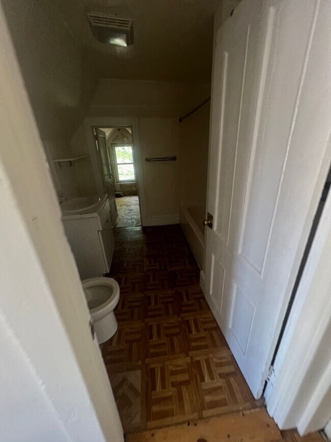 Building Photo - 52 Hickok Pl