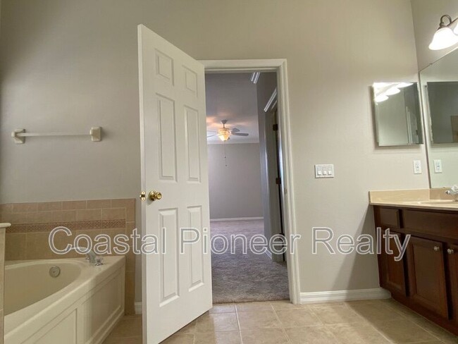 Building Photo - 8807 Cameron Crest Dr