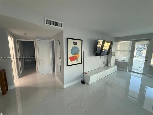 Building Photo - 3111 N Ocean Dr
