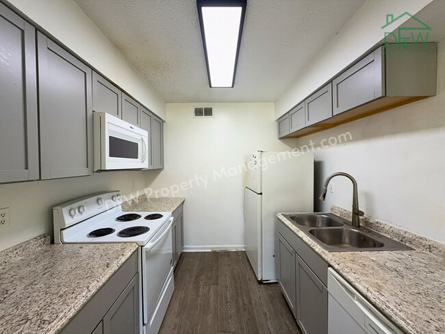 Building Photo - 3 Bed / 2 Bath Townhome - Fenced Yard, Community Pool, Washer & Dryer Included | Irving 75038