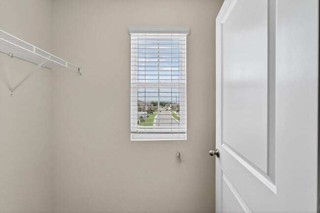 Building Photo - Stunning 5 bed/ 2 bath