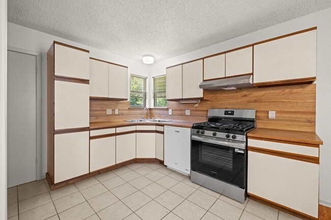 Building Photo - 701 1/2 S Walnut Street Unit
