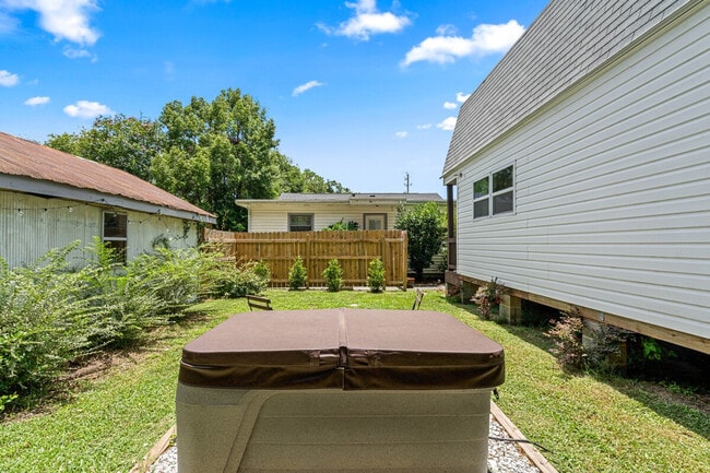 Building Photo - 2 Mead Dr