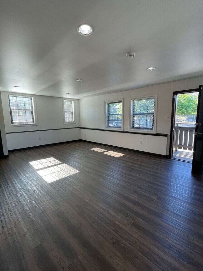 Building Photo - 2110 NE 65th St