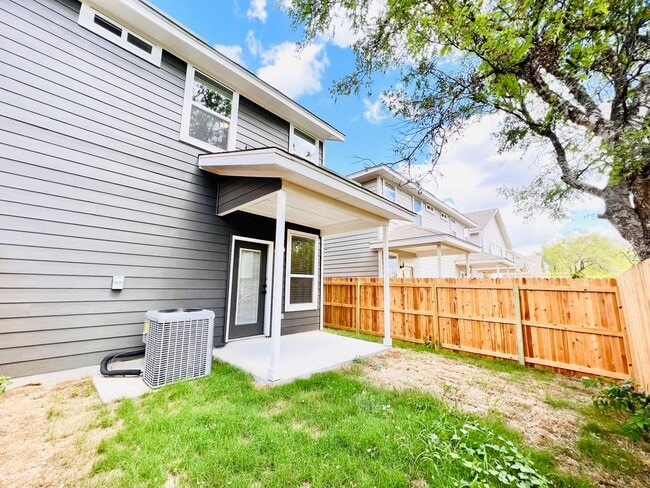 Building Photo - 10322 Lynwood Vlg