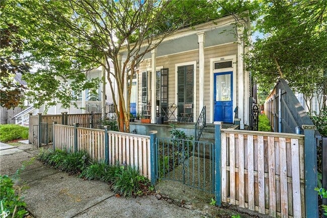 Primary Photo - 221 Pine St