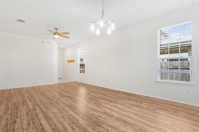 Building Photo - 128 Holstein St