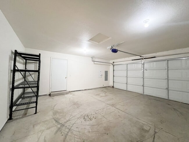 Building Photo - Three Bedroom, Two Bath House in Southview