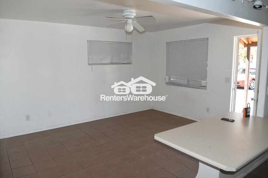 Building Photo - 729 E Mission Ln