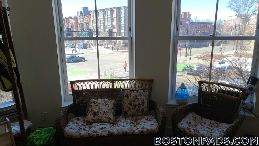 Building Photo - 877 Beacon St