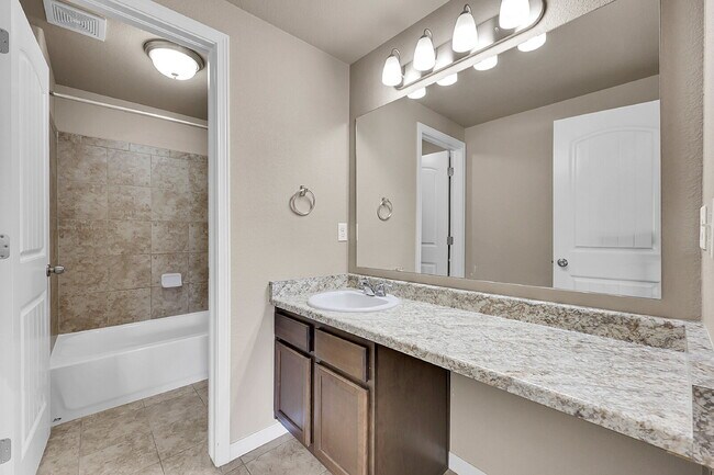 Building Photo - $2,940.95, $300.00 off the first month's rent, 6 Bedrooms, 3 Bathrooms, Single Family Home in Col...