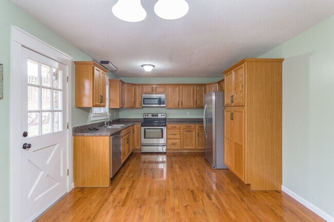 Building Photo - 4 Bedroom Rental in East Brainerd!