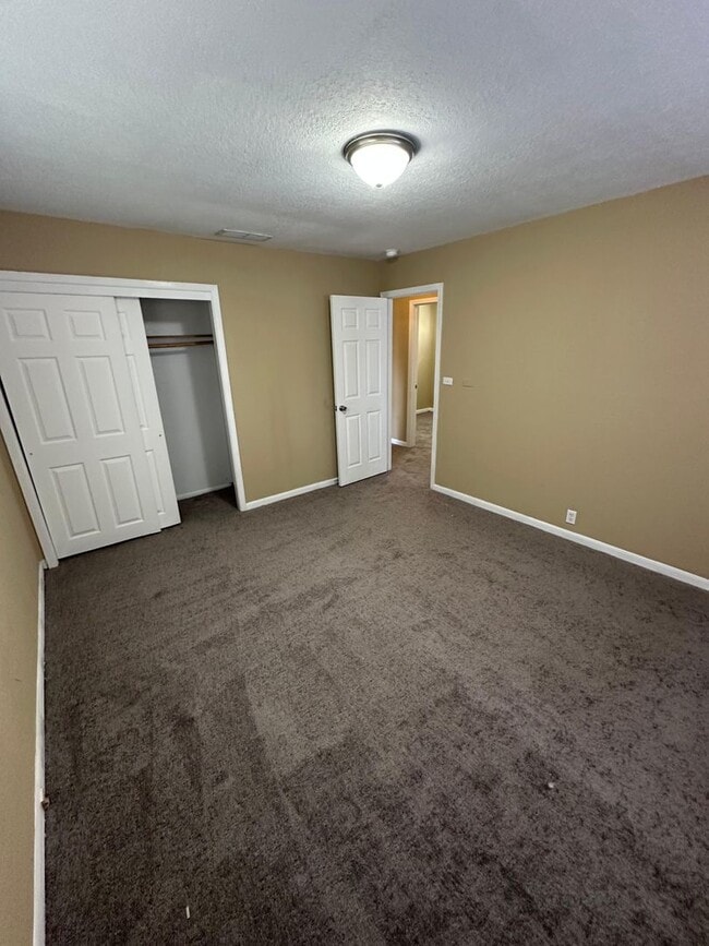 Building Photo - 4 bedroom 1 bath