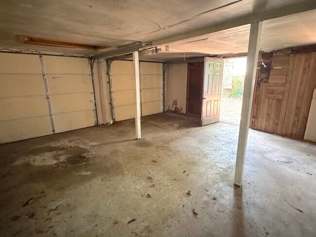 Building Photo - Charming Two-Bedroom Single Family Home with Detached Garage