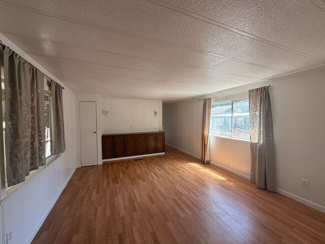 Building Photo - 2 bedroom 1 bath single wide located in Ho...