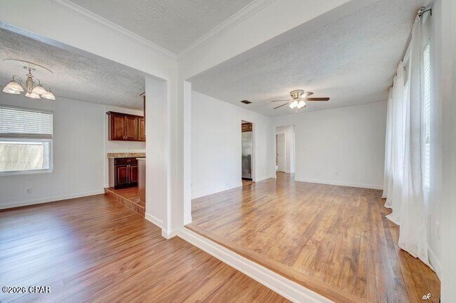 Building Photo - 108 N Marie Dr