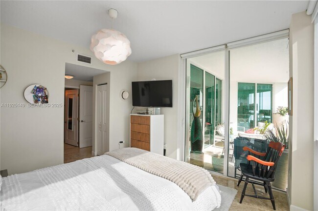 Building Photo - 480 NE 30th St