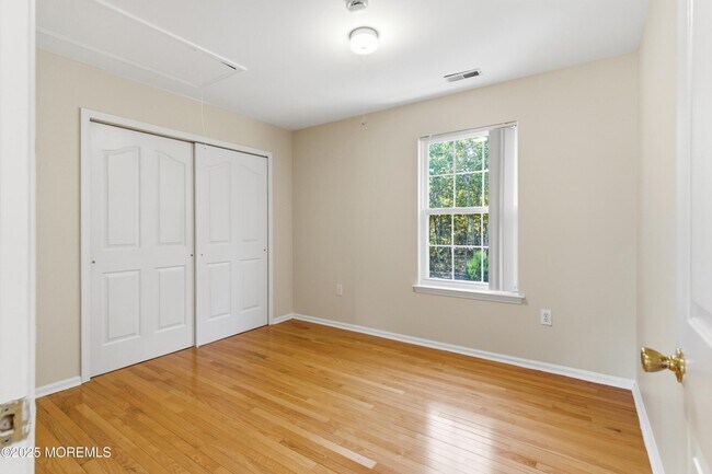 Building Photo - 857 Woodbury Dr