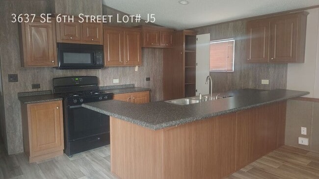 Building Photo - 3637 SE 6th St