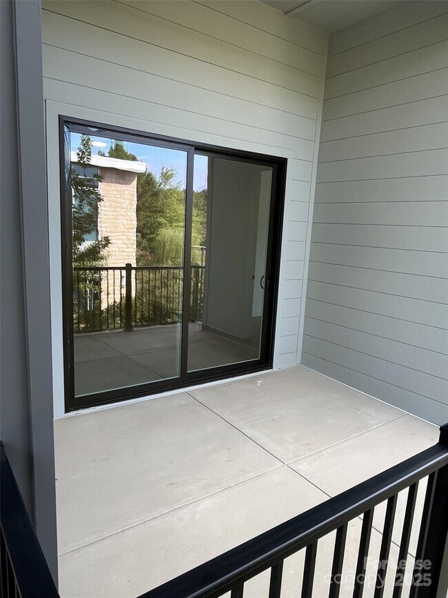 Building Photo - 19546 Greentree Way