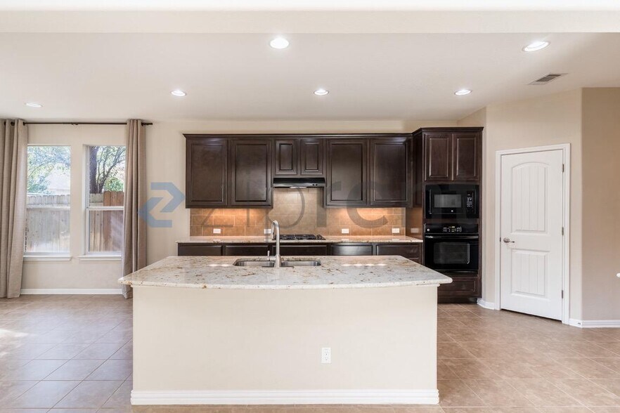 Building Photo - 2406 Sweetwater Ln