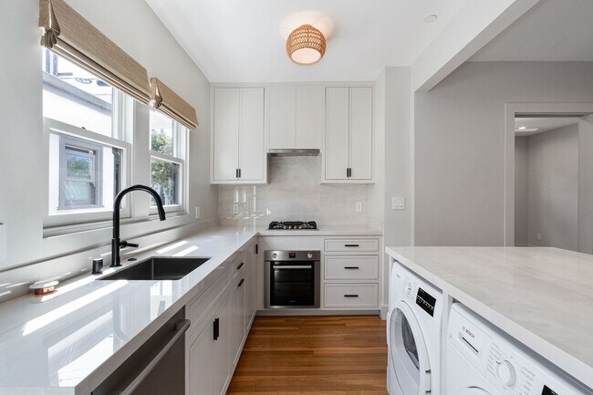 Building Photo - Beautiful 1 bed / 1 bath bungalow-style apartment now available!