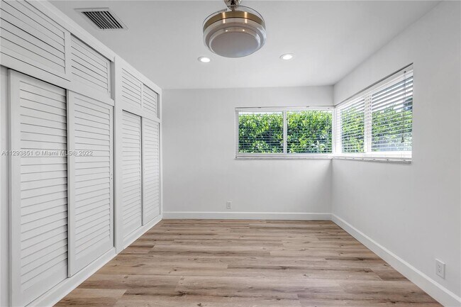 Building Photo - 921 SE 13th Ct