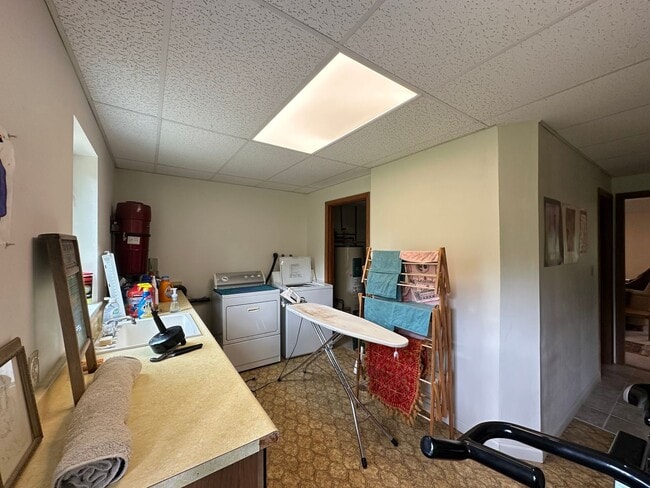 Building Photo - Fully Furnished 3BD/3BA Home with Solar Po...