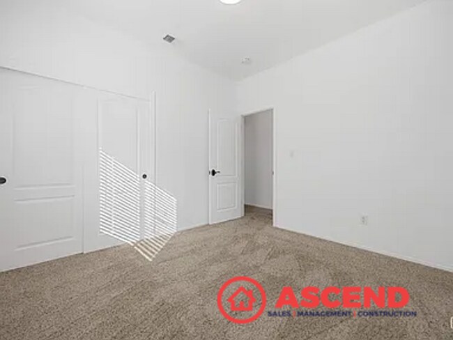 Building Photo - Beautiful 4 Bedroom Home In The Southwest!