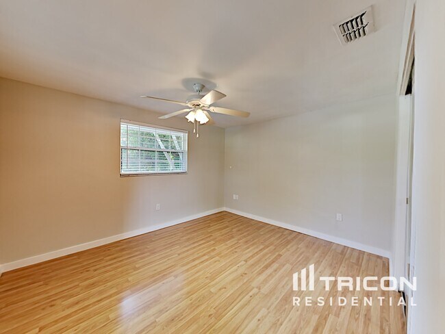 Building Photo - 5560 Waneta Pl