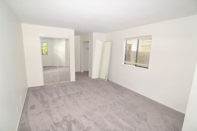 Building Photo - Spacious Lower Level Condo with all the Am...