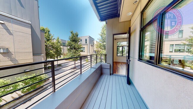 Building Photo - Riverfront Location, Luxury Townhome - End Corner Unit, Two En-Suites, Attached Garage