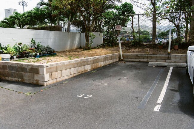Building Photo - Great 1 Bedroom, 1 Bath with Parking * AC ...