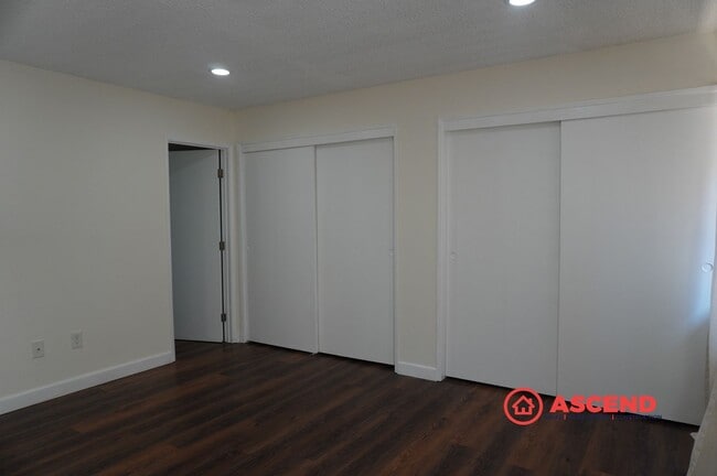 Building Photo - Spacious 4BR/2BA Bakersfield Home with Fireplace