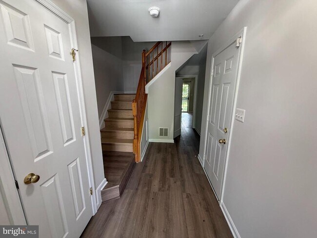 Building Photo - 5714 Goldfinch Ct