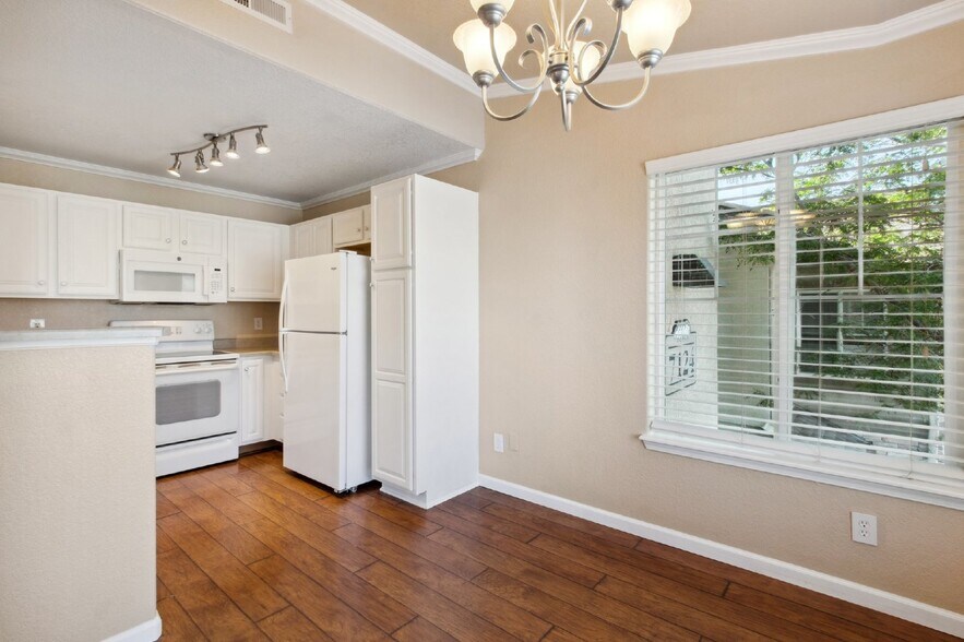 Building Photo - Updated 2-Bed, 2-Bath Condo Just 15 Minute...