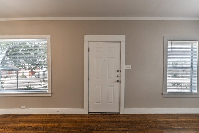 Building Photo - 206 Hoover Ave