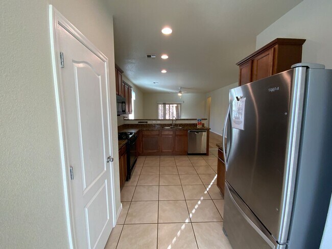 Building Photo - Beautiful 3 Bedroom Single Story Home Available Near Northern Blvd NW & Rainbow Blvd NE!