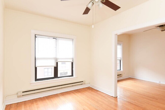 Building Photo - 834 W Waveland Ave