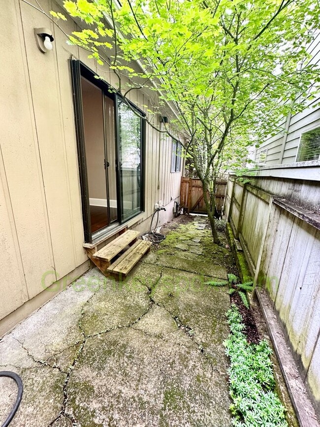 Building Photo - Huge Gorgeous 5 Bedroom 4 Bath Unit in SW ...