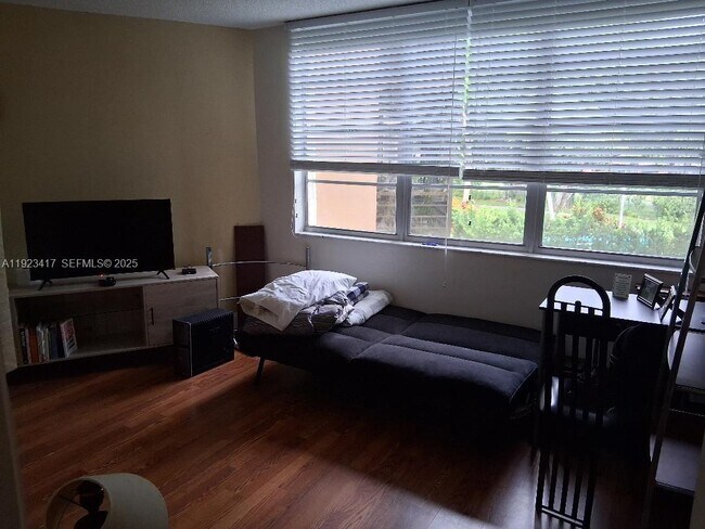 Building Photo - 1400 St Charles Pl