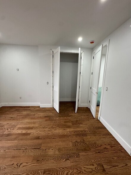 Building Photo - 275 E 55th St