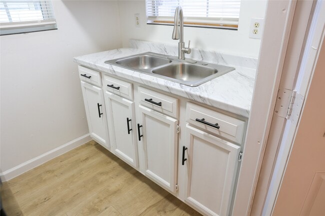 Building Photo - 10 Jenkins St