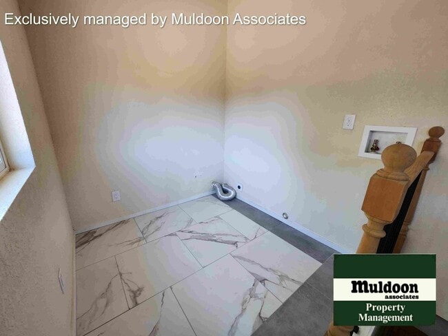 Building Photo - Great 2 bed 1 bath 1 car garage available now!