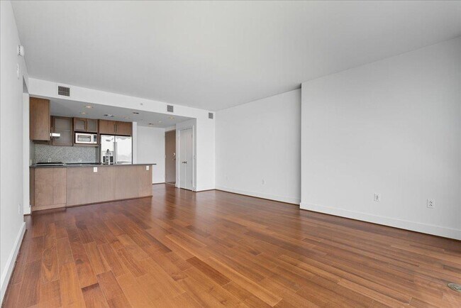 Building Photo - 300 Bowie St