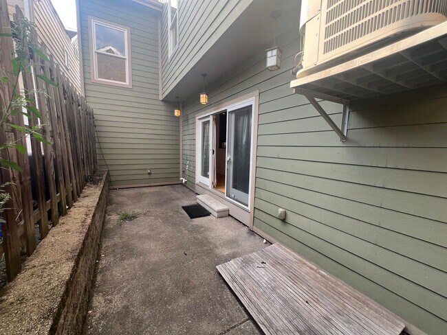 Building Photo - Beautiful 4 Bedroom/ 2.5 Bath with Integra...