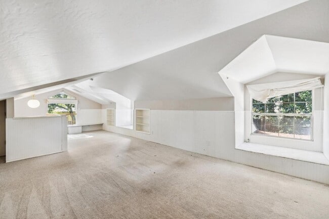 Building Photo - 216 Valparaiso Ave