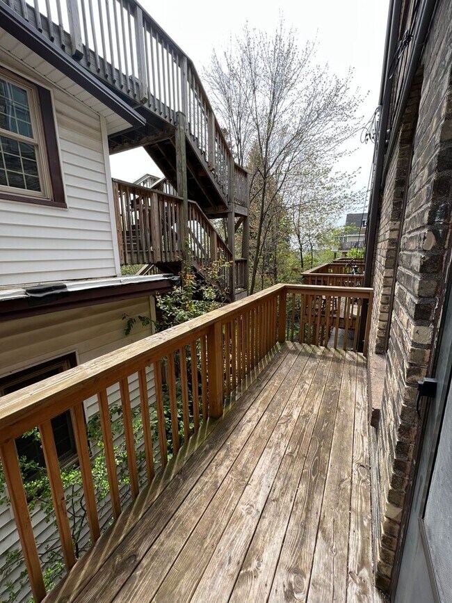 Building Photo - AVAILABLE JUNE - 4 Bed 1 Bath Townhome
