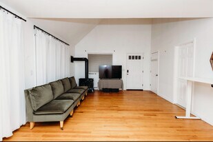 Building Photo - 41 Hilltop Ave