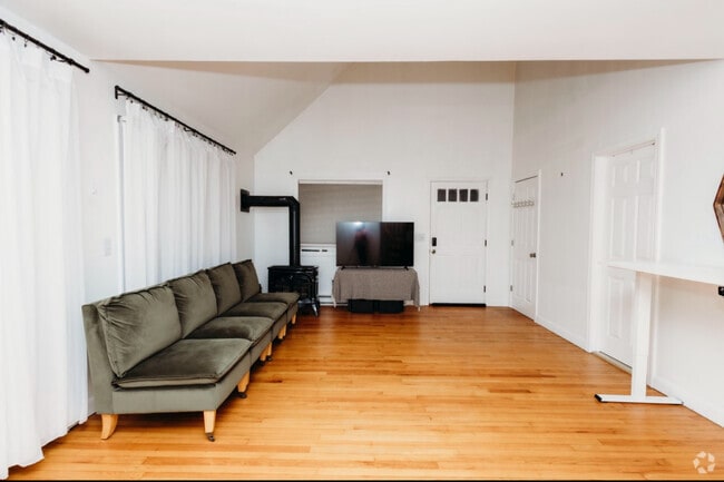 Building Photo - 41 Hilltop Ave